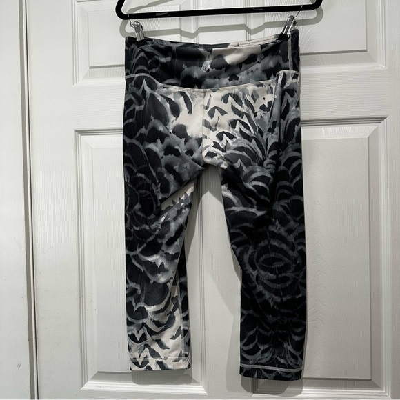 Lululemon Athletica Black‎ and Gray Performance Leggings - Picture 2 of 4